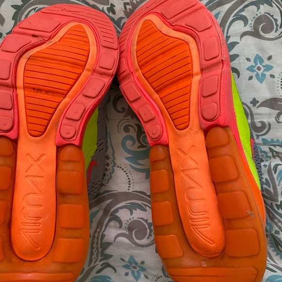 Nike Air Max 270 Shoes - Picture 2 of 5